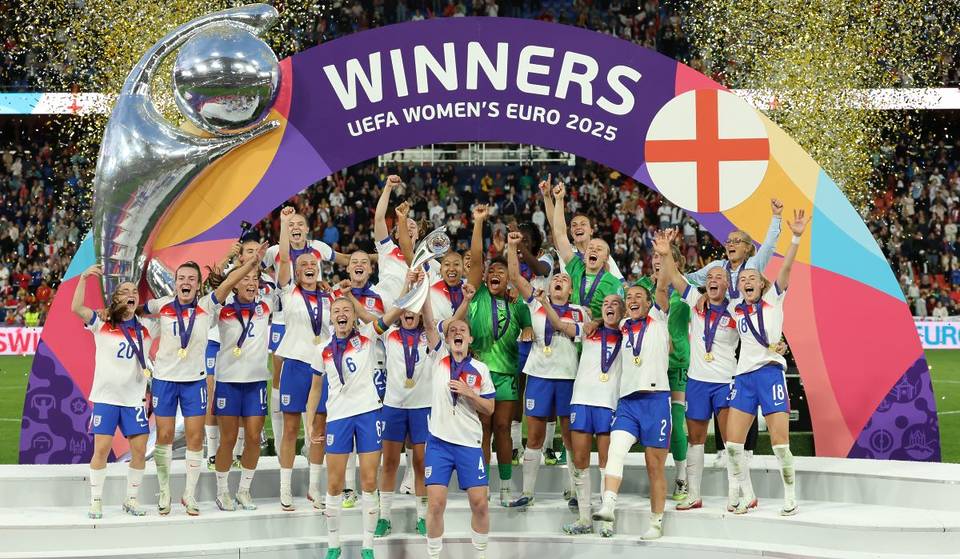 Les Lionnes célébreront leur énorme victoire à l&rsquo;Euro 2025 par un défilé de bus à toit ouvert dans le centre de Londres aujourd&rsquo;hui &#8211; Voici tout ce que vous devez savoir