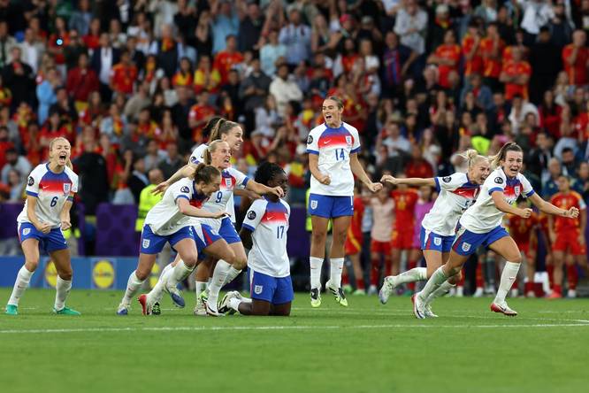 The moment England players realised they had won the Euro 2025 final penalty shooutout against Spain