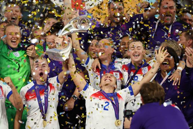 England lift the Euro 2025 trophy