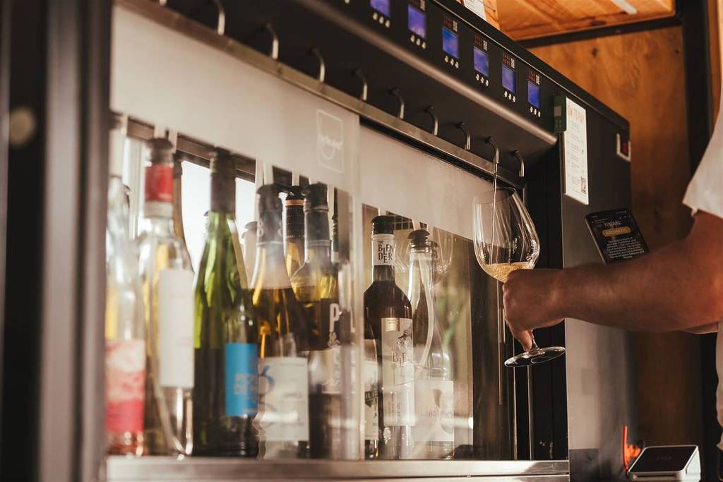 Een rij wijnflessen in een van Vagabond's zelfbedienings wijnautomaten