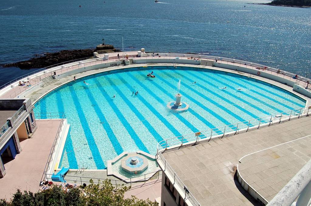 un lido en una piscina art deco al borde de un acantilado