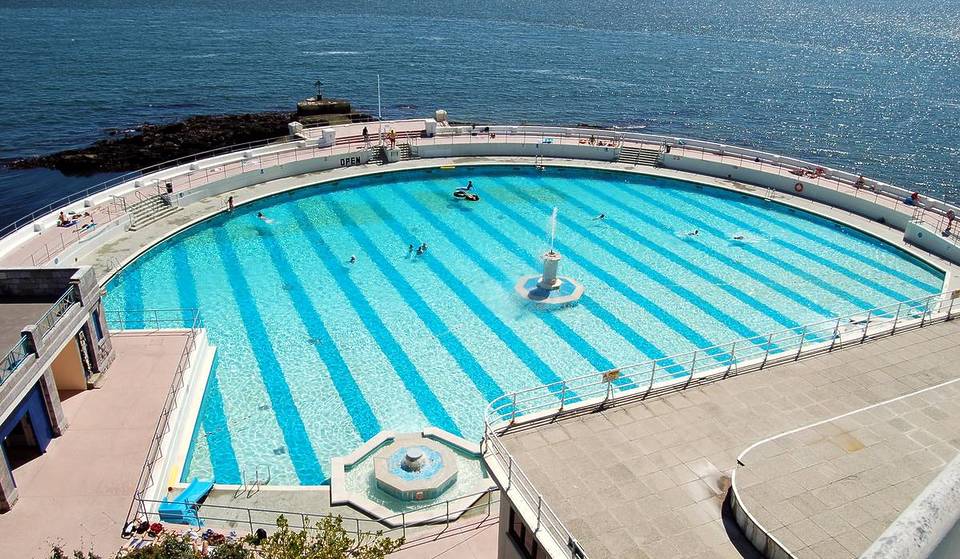 Dieses unter Denkmalschutz stehende Lido ist eines der besten Freibäder Europas mit kristallklarem Salzwasser in einem Art-Deco-Pool &#8211; so kommen Sie von London dorthin