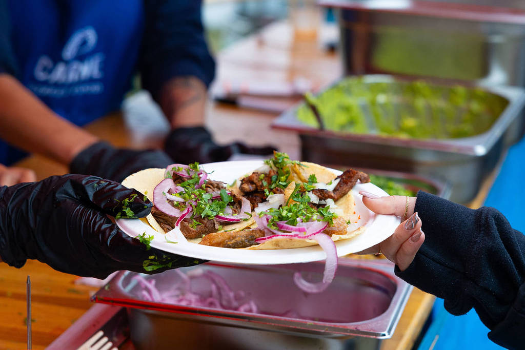 quelqu’un se voit remettre une assiette de tacos