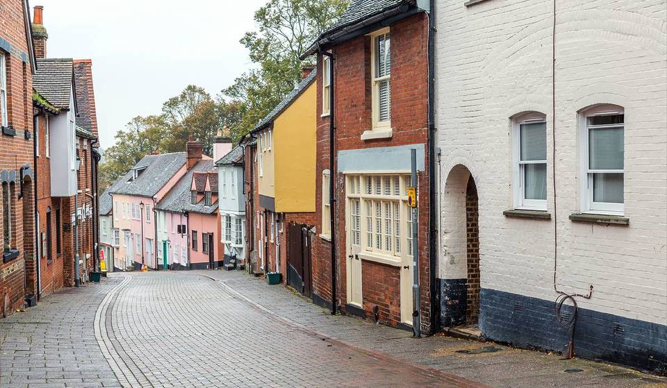Cette ville historique située à une heure de Londres est la plus ancienne de tout le pays et fut la première capitale de la Grande-Bretagne romaine.