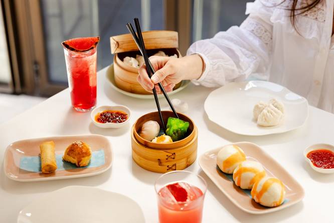 Person dining at Yauatcha eating dim sum