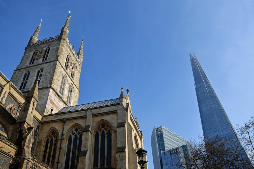L’extérieur de la cathédrale de Southwark à Londres, sous le regard du Shard