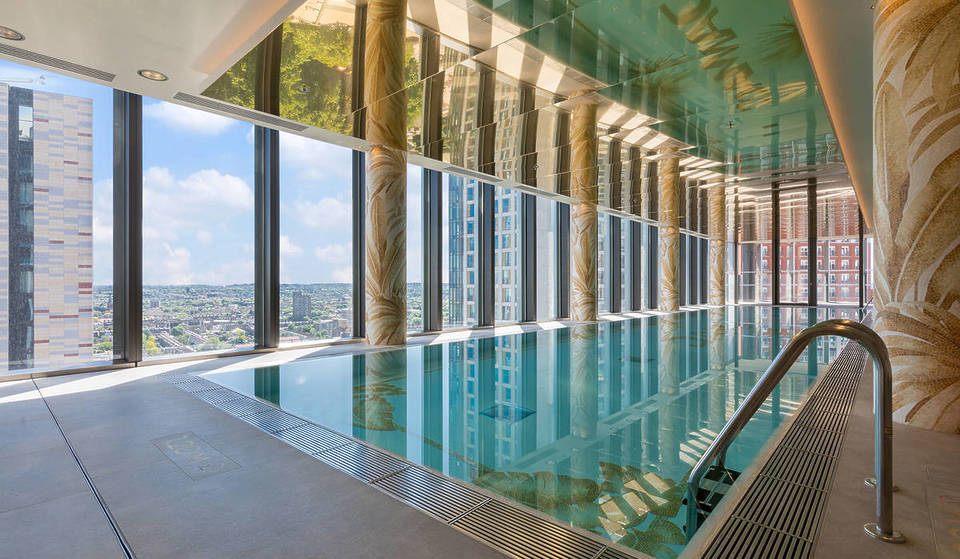 Londons erstes von Versace entworfenes Penthouse wurde für 10,7 Millionen Pfund zum Verkauf angeboten – mit Innenpool, Whirlpool und Panoramablick auf die Stadt