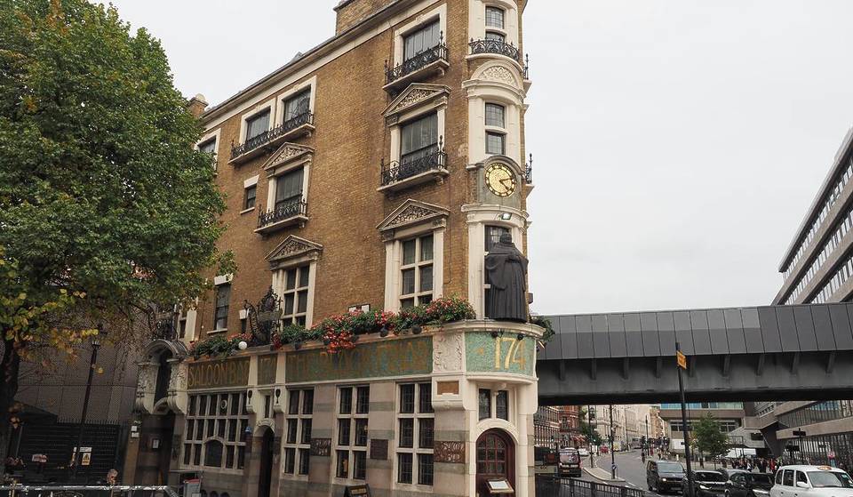 Deze Grade II Pub staat op de lijst en bevindt zich op de plek van een voormalig middeleeuws klooster &#8211; en het is een van de meest unieke drankgelegenheden in Londen