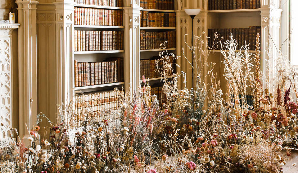 Un festival de flores con temática de hadas invadirá este mes el castillo gótico secreto de Londres, con arañas gigantes, escaleras encantadas, alfombras voladoras y mucho más, todo hecho con flores.