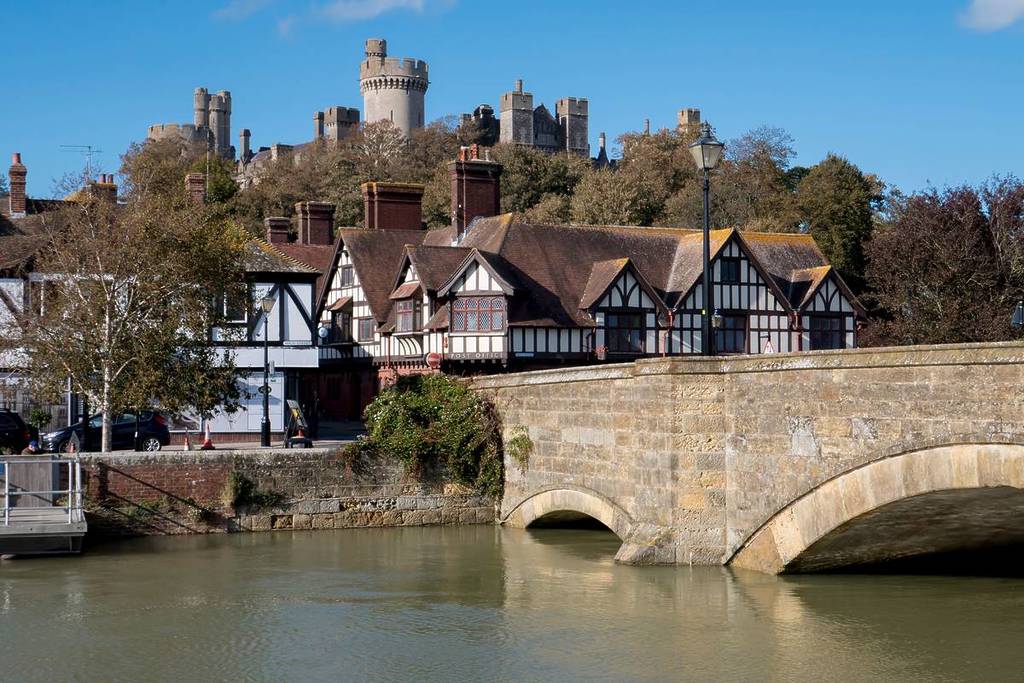 Casas georgianas em frente ao Castelo de Arundel