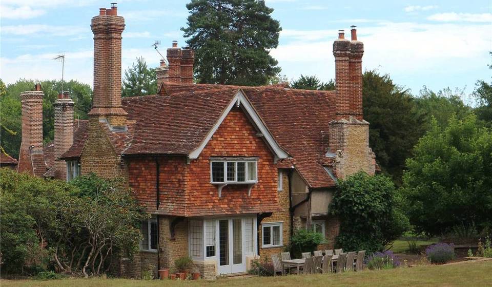 La magnífica casa de campo en la que Winston Churchill descubrió su afición por la pintura busca nuevos inquilinos en las afueras de Londres.