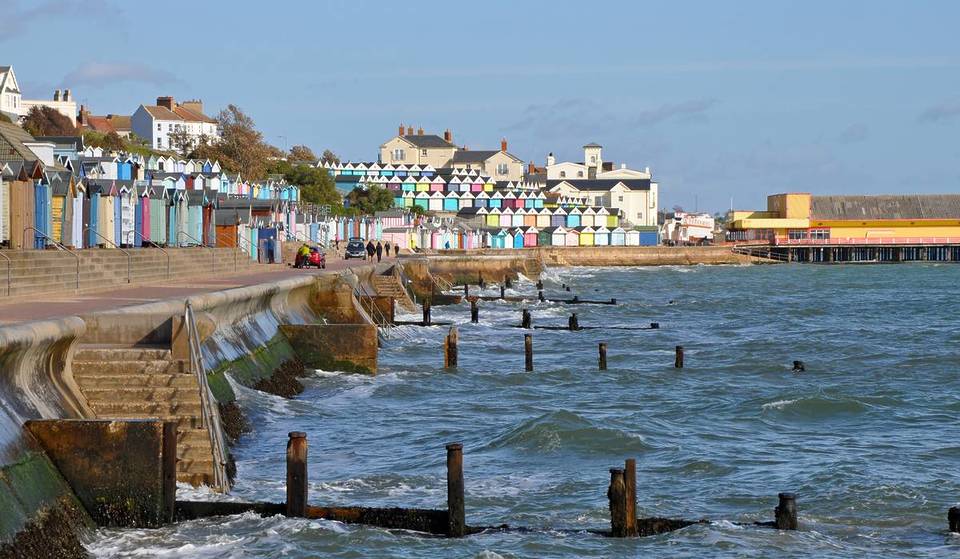 Dit charmante strandstadje in Essex, vlakbij Londen, heeft fossiele kliffen, kleurrijke hutjes en de op één na langste pier van het Verenigd Koninkrijk &#8211; en het ligt op slechts 90 minuten van Londen
