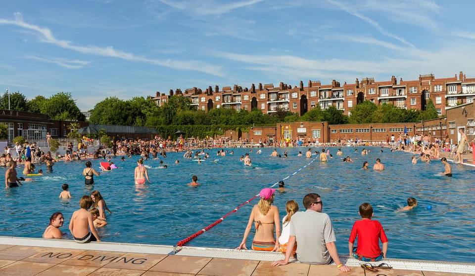 Dit Grade II genoteerde Art Deco Lido in Londen is elke dag van het jaar geopend &#8211; en het heeft een kenmerk dat je bij geen enkel ander buitenzwembad in het Verenigd Koninkrijk zult vinden