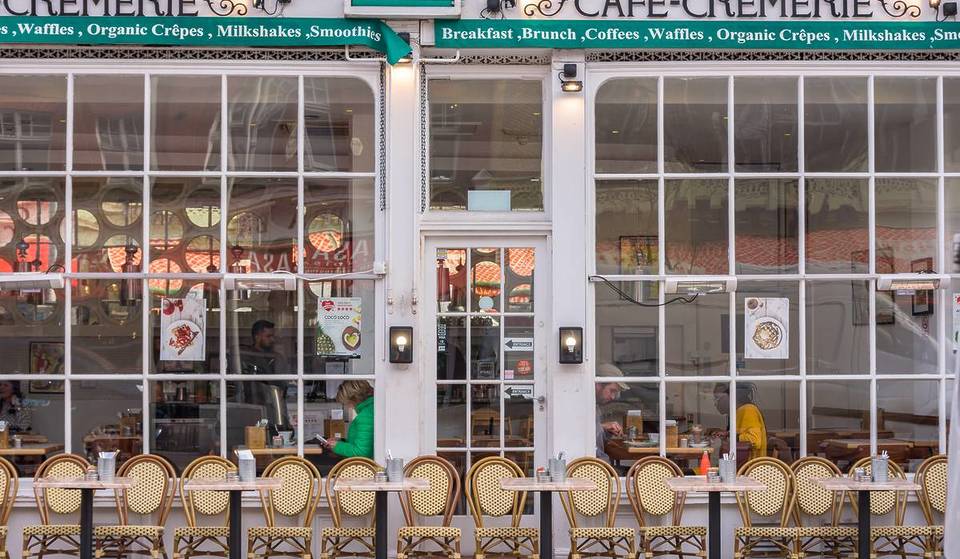 Esta rua escondida de Londres é conhecida como «Pequena Paris», repleta de padarias francesas, livrarias e um dos cinemas de arte e experimentação mais antigos da cidade — e a maioria das pessoas passa por ela sem dar por isso