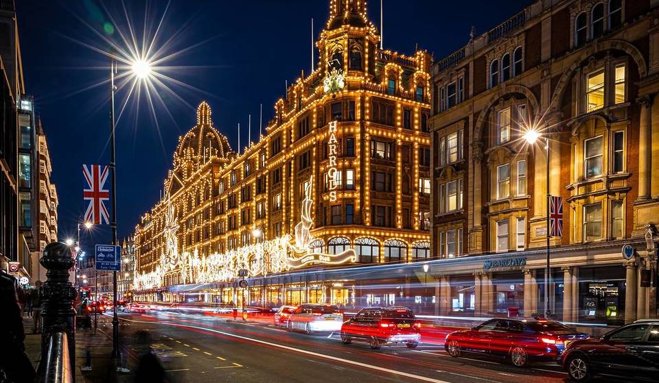 Londons ikonischstes Kaufhaus hat seinen magischen Weihnachtsladen in der Hitze des Sommers eröffnet