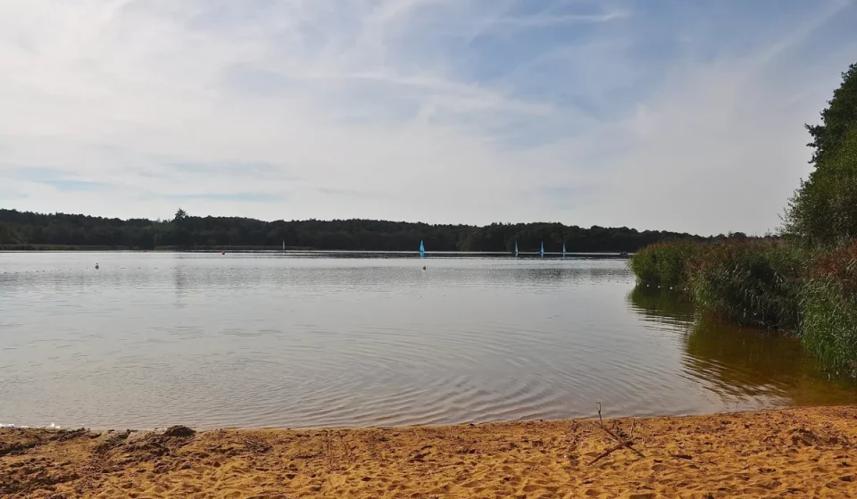 Deux lacs magnifiques offrent des eaux cristallines, des plages de sable et des sentiers forestiers à moins d&rsquo;une heure de Londres en train – et c&rsquo;est l&rsquo;une des meilleures escapades.