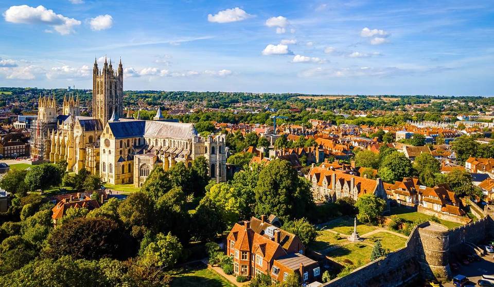 Cette ville historique abrite trois sites inscrits au patrimoine mondial de l&rsquo;UNESCO, dont la plus ancienne cathédrale du Royaume-Uni, à moins de deux heures de Londres.