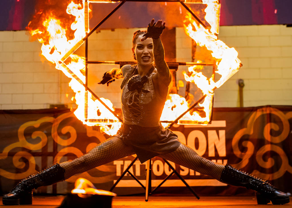 un artista del fuoco che balla al London Tattoo Show