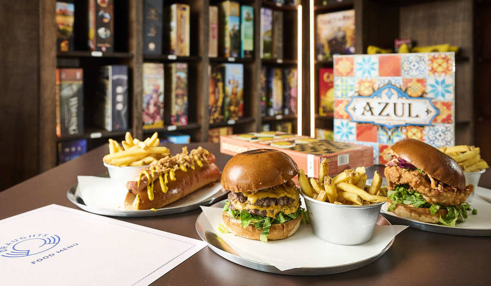 Un nuevo y enorme local de juegos de mesa ha abierto sus puertas en el este de Londres, con un restaurante, una zona de juegos al aire libre, vistas de Londres y casi 1.000 juegos a los que jugar.