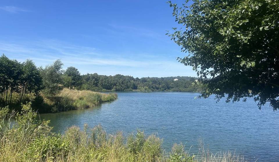 This Stunning Crystal-Clear Lake Is Just An Hour From London – And It’s Surrounded By Dramatic Cliffs, Gorgeous Woodland, And Incredible Wildlife
