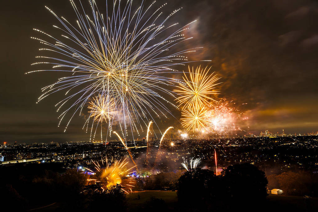 Prachtige opname van het vuurwerk dat in alle richtingen afgaat