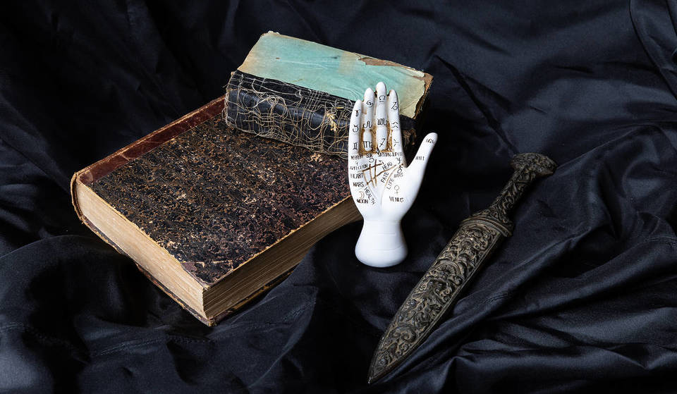 Je kunt de duistere gebieden van magie, folklore en het occulte verkennen in deze esoterische tentoonstelling &#8211; en hij is nu open in Londen