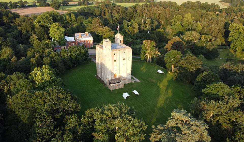 Esta idílica vila medieval a apenas 90 minutos de Londres abriga uma das mais bem preservadas fortalezas normandas da Europa – e você pode passar a noite dentro de sua luxuosa câmara real