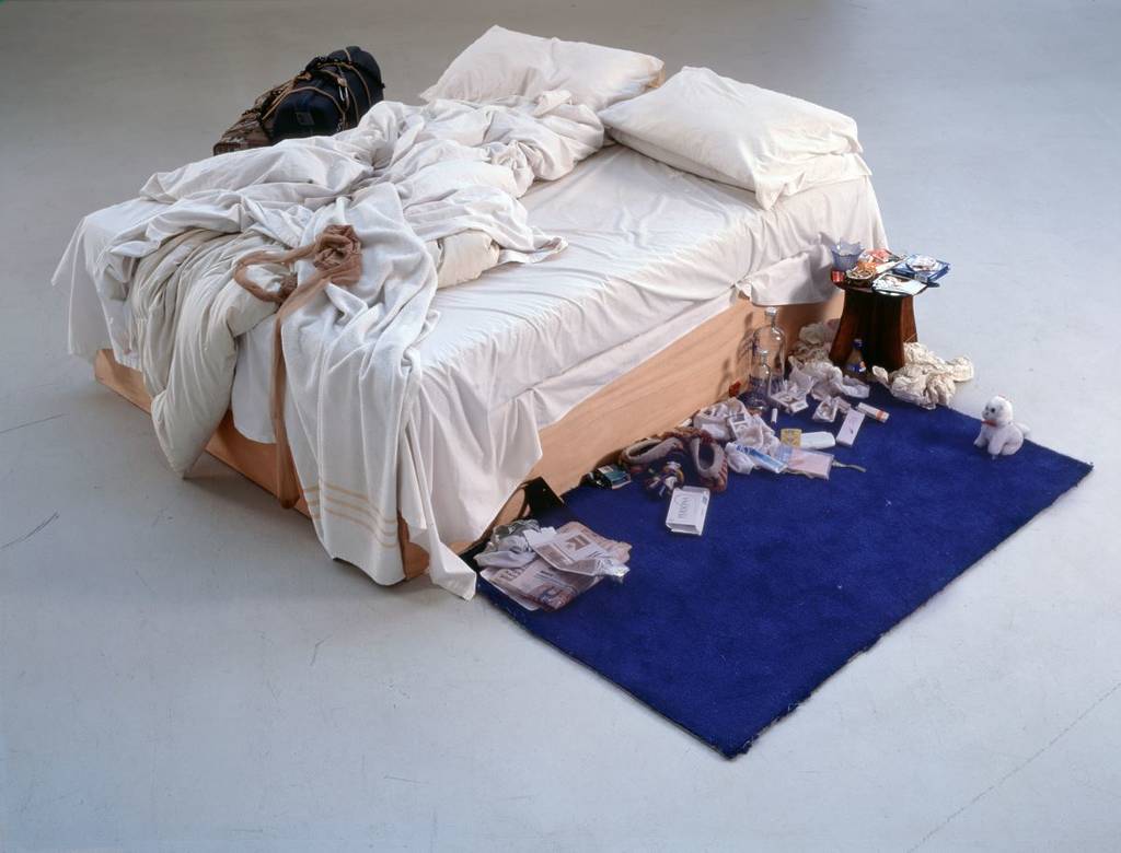 L’opera “My Bed” di Tracey Emin, che raffigura un letto in disordine circondato da detriti e oggetti sparsi