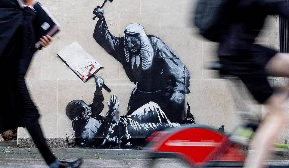 Een nieuwe Banksy muurschildering is verschenen in het centrum van Londen – maar is al dichtgetimmerd