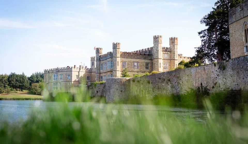 Dieses prächtige Schloss ist weniger als zwei Stunden von London entfernt &#8211; und es hat wunderschöne Gärten, einen Abenteuerpark und eine Falknerei