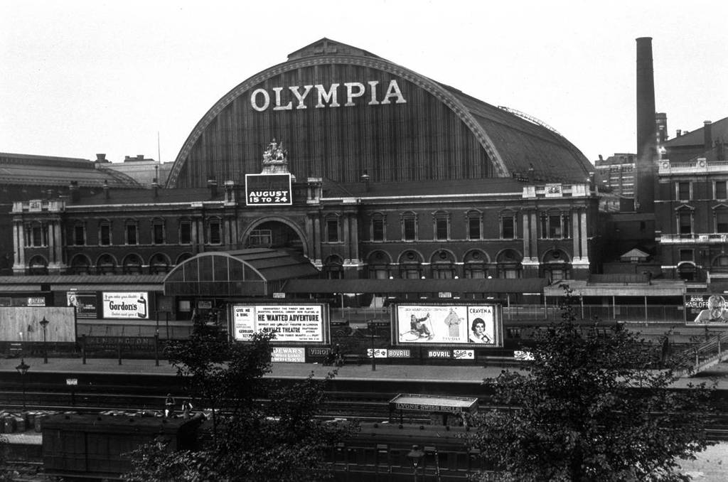 circa 1935: London's Olympia exhibition centre, with Kensington Olympia station in the foreground. (Photo by Fox Photos/Getty Images)