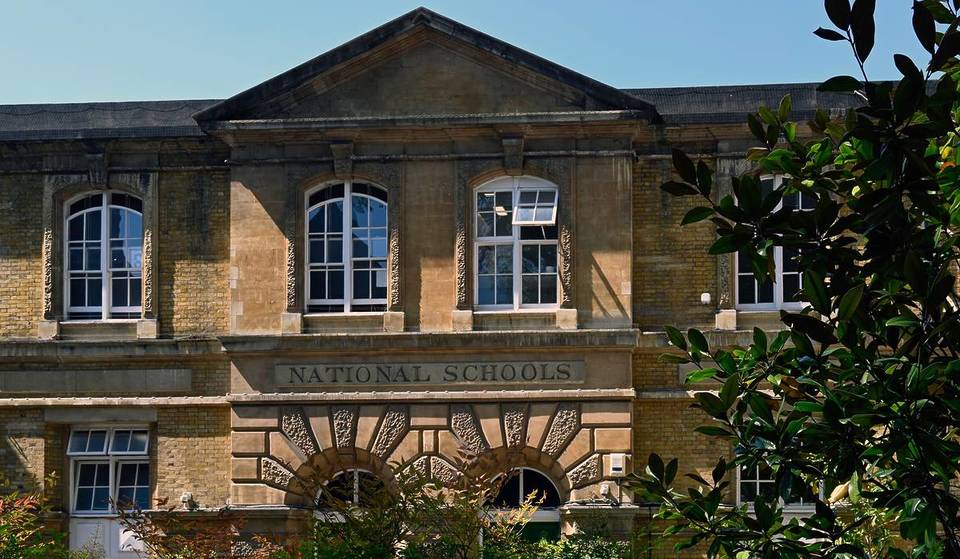 Questa scuola londinese è stata appena nominata la migliore scuola secondaria non selettiva della capitale e si è classificata al secondo posto nel Regno Unito, vantando tra i suoi alunni Naomie Harris, Rina Sawayama e Amelia Dimoldenberg.