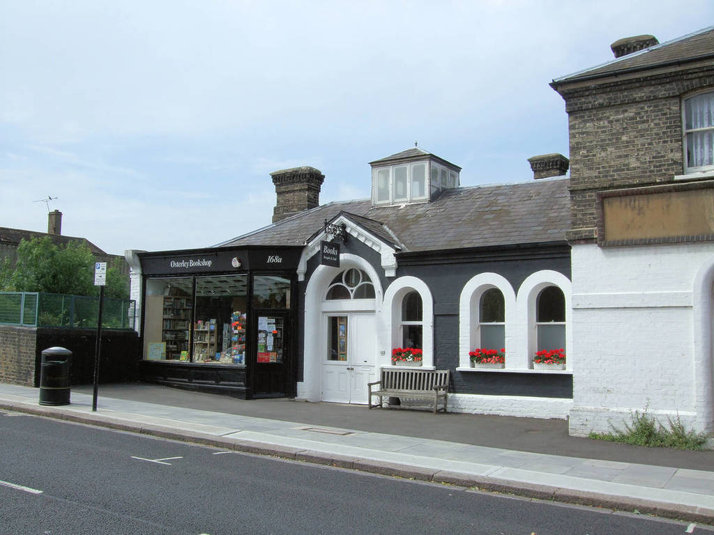 Das Äußere der Osterley-Buchhandlung - eine Buchhandlung in einem ehemaligen Bahnhofsgebäude