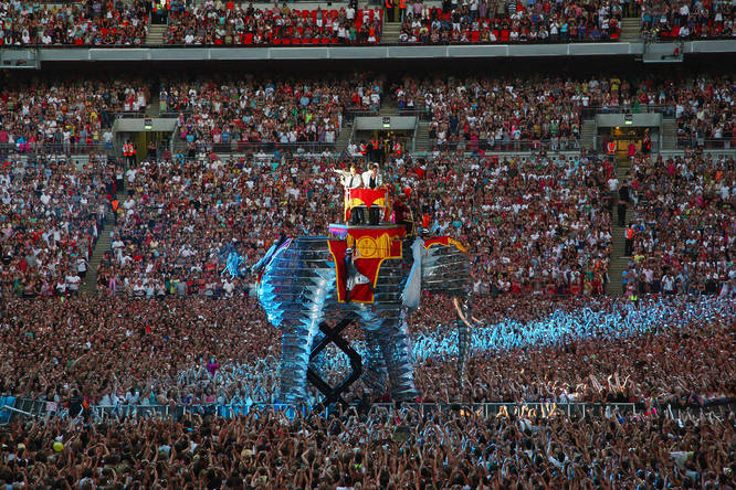 Take That - The curcuys model live in London