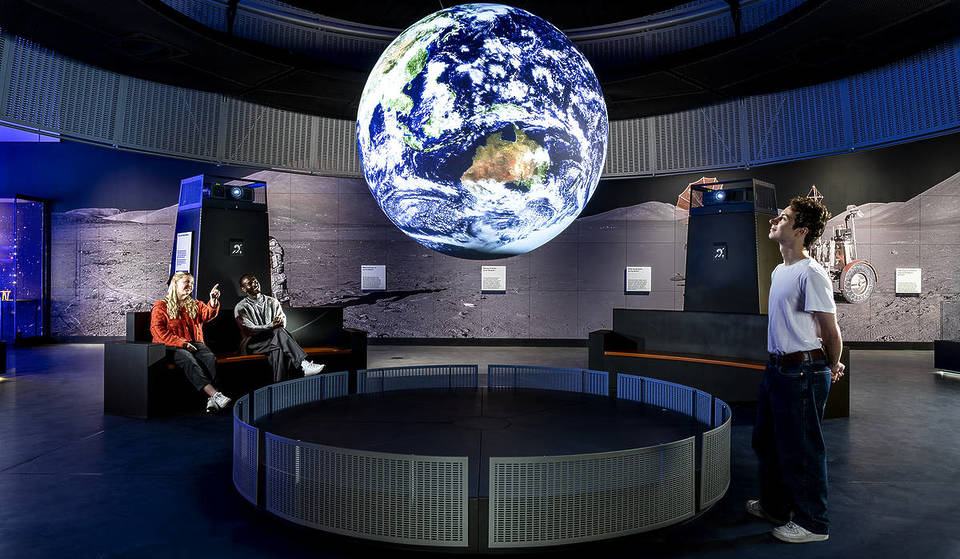 La nueva Galería Espacial del Museo de la Ciencia de Londres abre hoy sus puertas oficialmente. Entre los objetos expuestos figuran el auricular de radio de Neil Armstrong y un trozo real de la Luna.