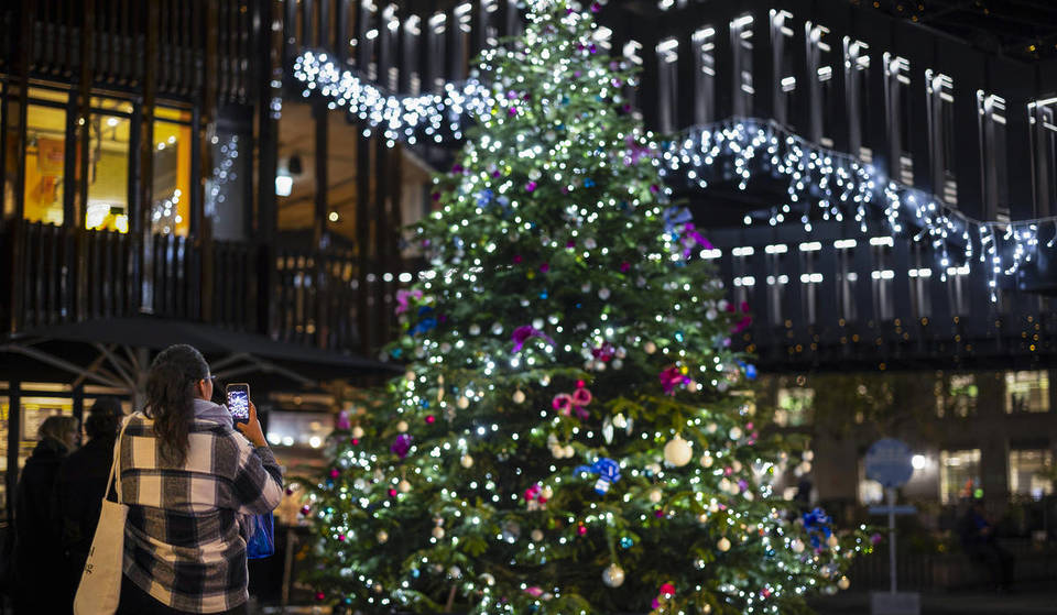 Le marché de Camden s&rsquo;est métamorphosé pour Noël, avec un palais des glaces, de l&rsquo;artisanat festif et un spectacle de lumières époustouflant.
