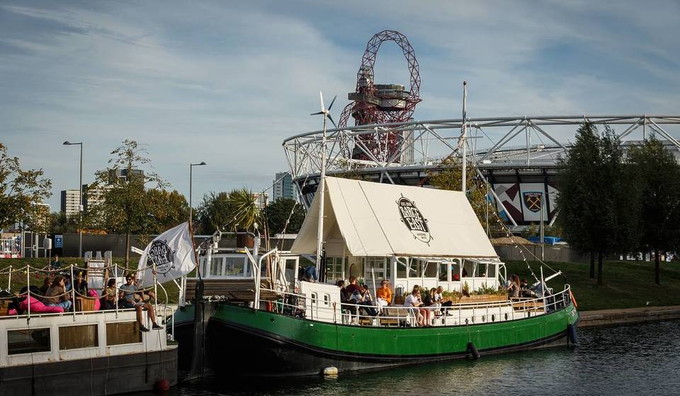 Questo ristorante galleggiante si trova a bordo di una storica chiatta nell’est di Londra ed è appena stato nominato una delle destinazioni gastronomiche più singolari al mondo