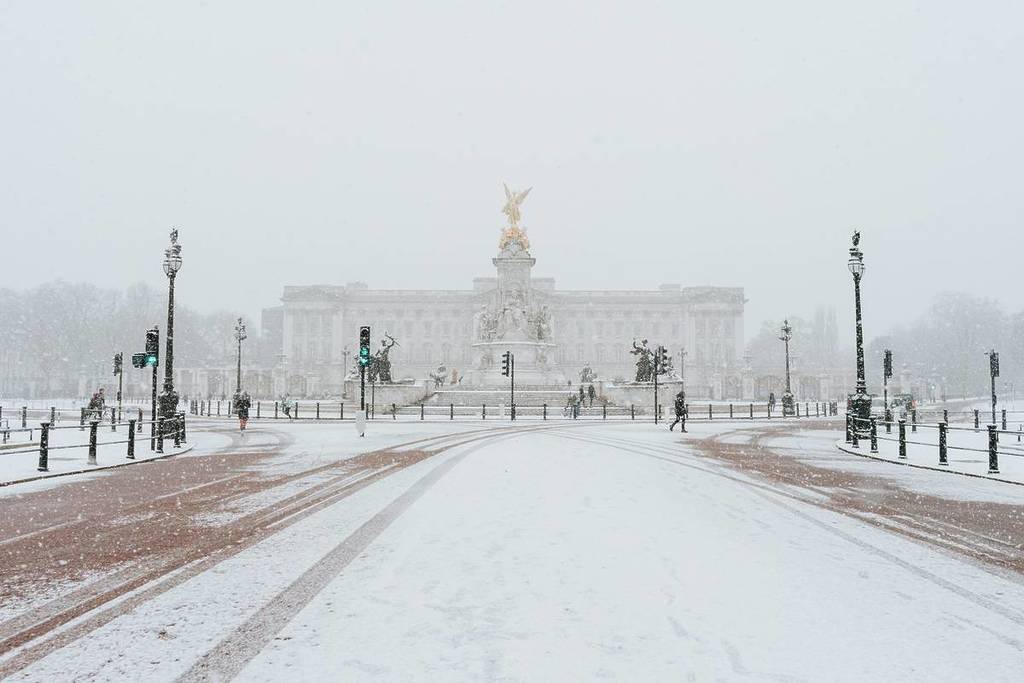 el Palacio de Buckingham cubierto de nieve