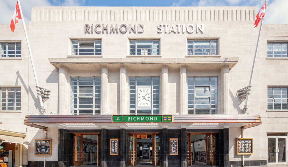 Der Bahnhof im Südwesten Londons erstrahlt nach einer umfassenden Renovierung in neuem Glanz – mit einer brandneuen Schalterhalle, die mit historischen Kronleuchtern, alten Eichenfassaden und Kunstwerken aus den 1930er Jahren ausgestattet ist.