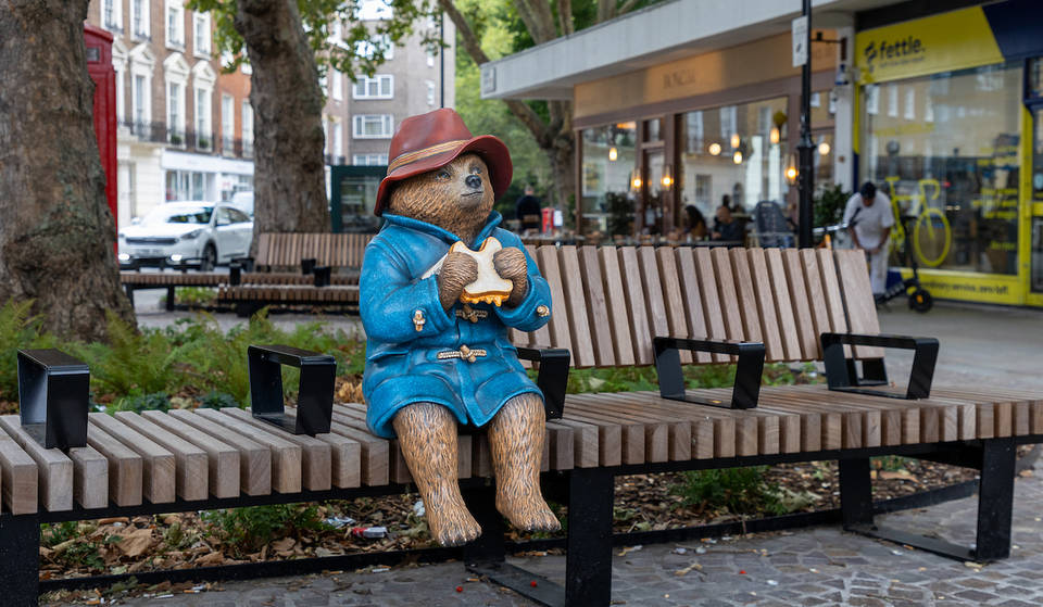 Diese temporäre Paddington-Statue hat ein dauerhaftes Zuhause in Connaught Village gefunden &#8211; und Sie können mit ihm auf einer Bank Platz nehmen und ein Marmeladen-Sandwich genießen