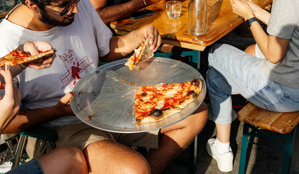Eine äußerst beliebte Pizzeria aus den Außenbezirken Londons eröffnet einen Slice Shop in Shoreditch &#8211; und bringt riesige Pizzastücke im New Yorker Stil in die Stadt