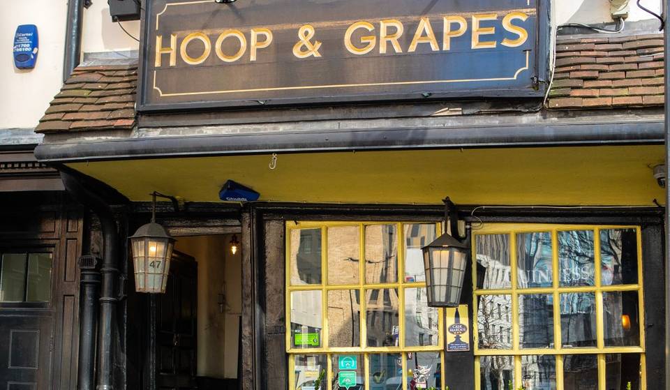 This Historic Pub That Leans To One Side Is The Oldest Licensed House In London – And It’s One Of The Only Timber-Framed Buildings That Survived The Great Fire