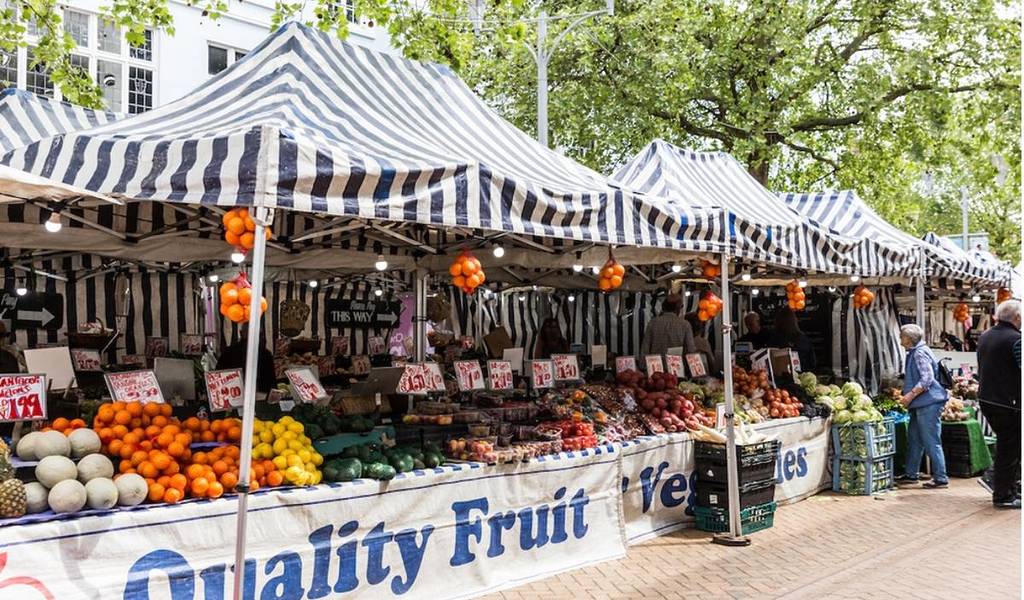 Un puesto de frutas y verduras en el mercado de Chelmsford