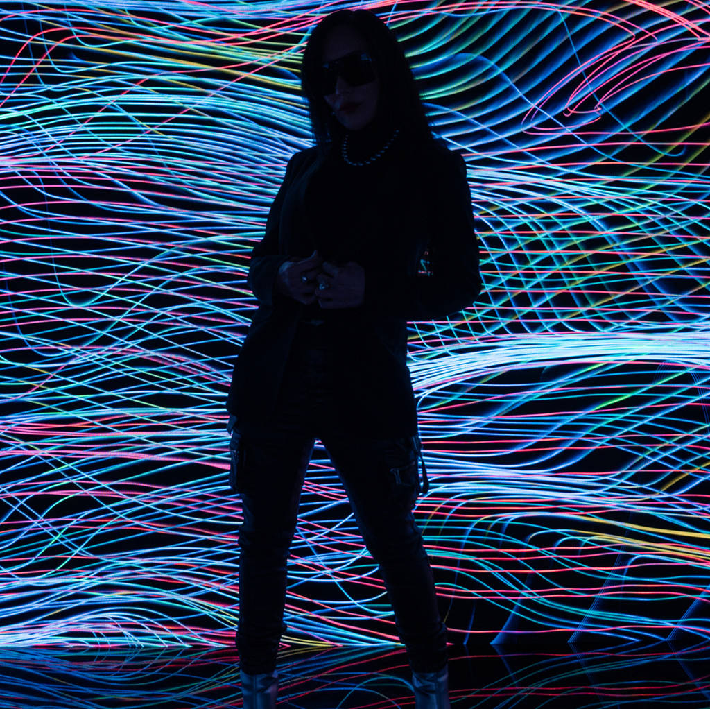 Persona frente a la instalación Heart Space de Krista Kim.