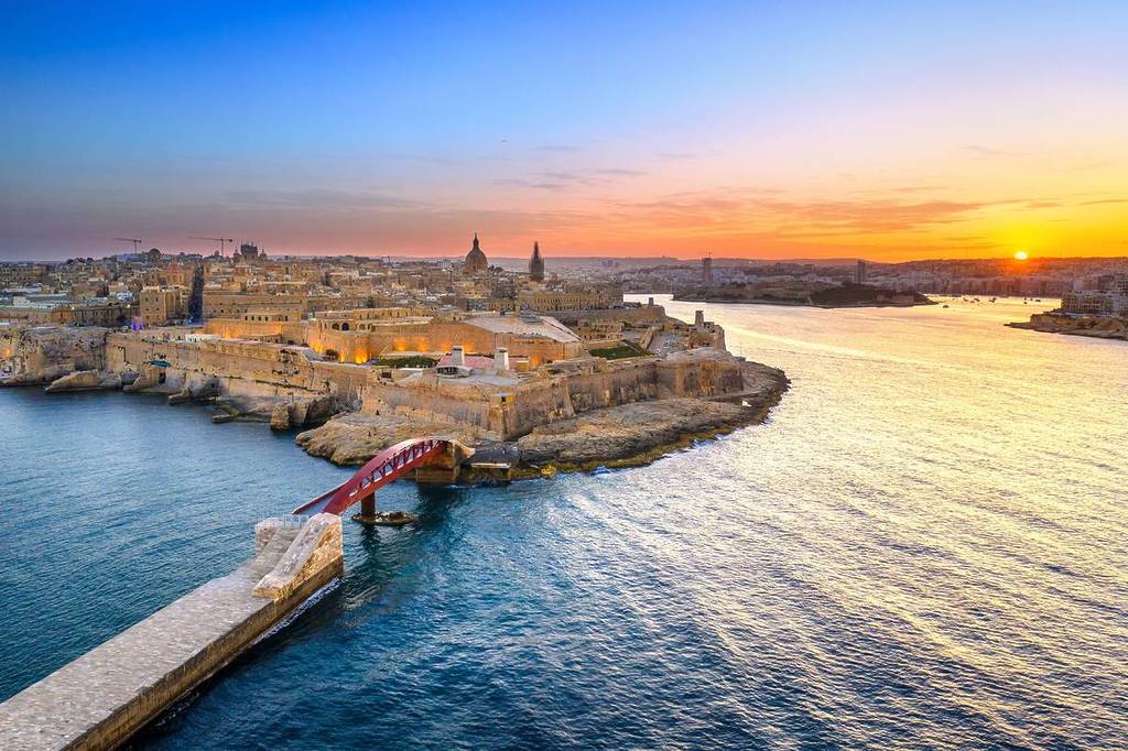 uitzicht op de stad Valletta vanaf een brug