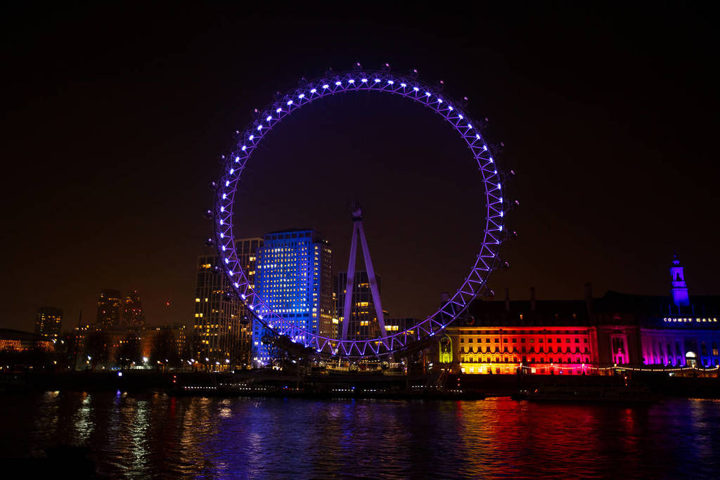 de london eye 's nachts verlicht in paars