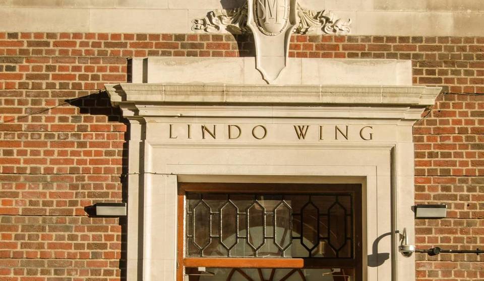 Eine neue Statue wurde an dem ikonischen Londoner Ort enthüllt, der seit langem für königliche Babyfotos bekannt ist – und wurde für seine lebensnahe Darstellung der Mutterschaft gelobt