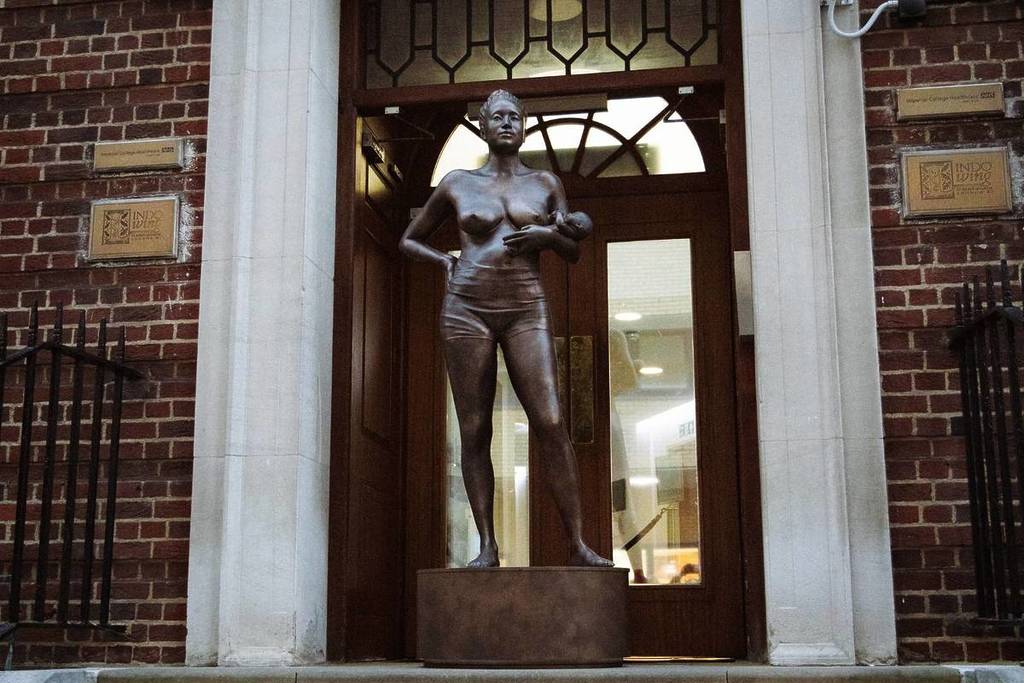 Bronse statue of a post-partum mother holding a baby in one hand outside the door of the Lindo Wing builging