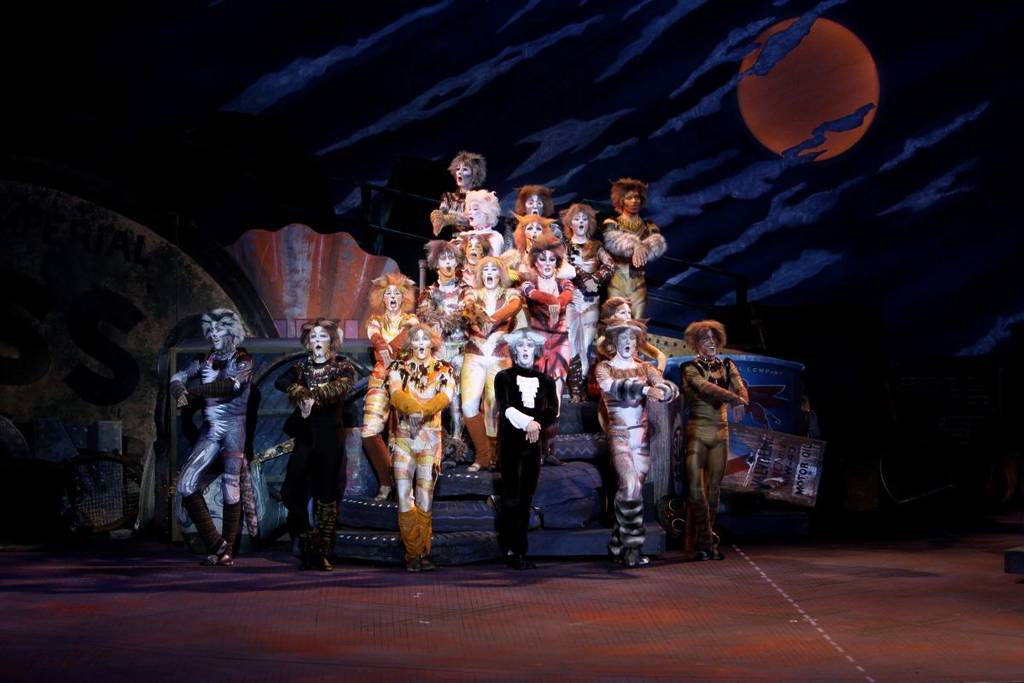 Um elenco de Cats the Musical no palco durante uma produção de 2010