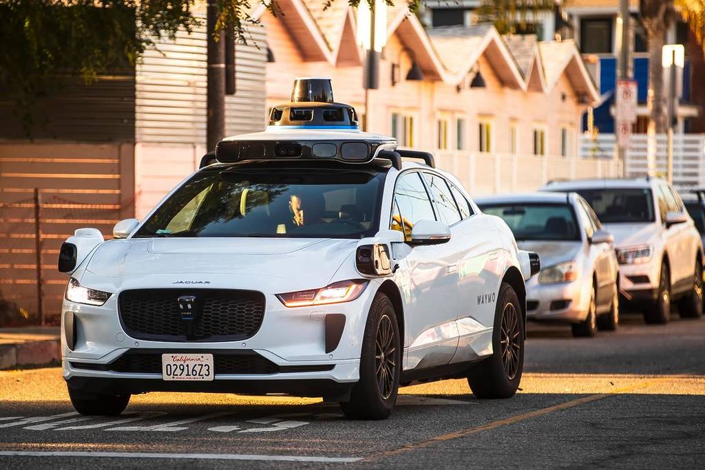 Ein fahrerloses Taxi von Waymo auf einer Straße in Amerika